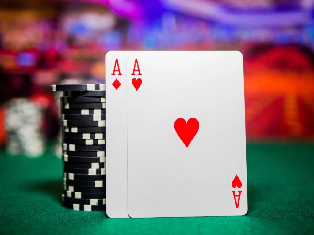 Why is live casino roulette a favourite for social play?